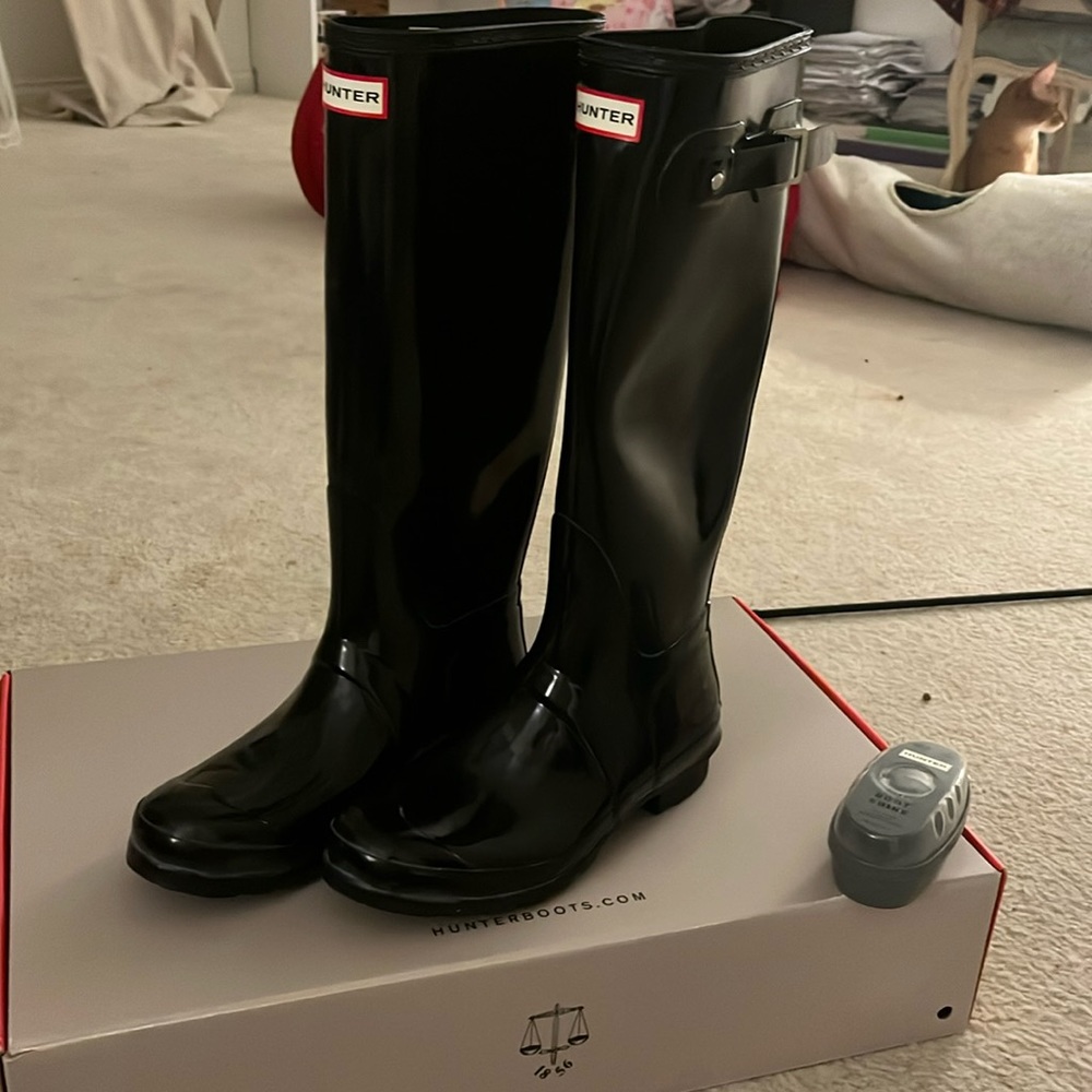 Tall Hunter Black Gloss wellies. Size 9 US
Worn once in rain. Boot shine incld.